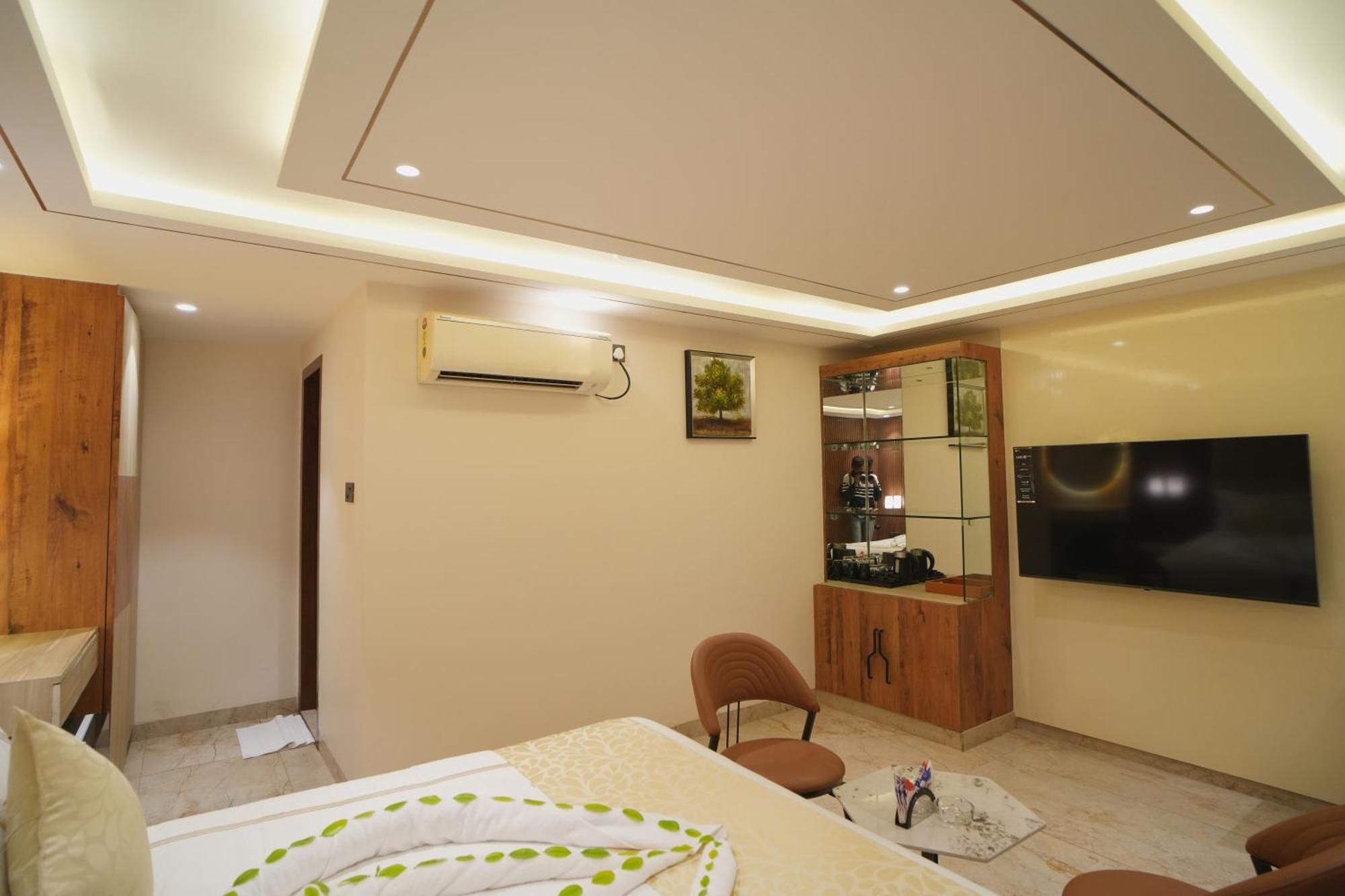 Oriva Vinflora Residency - Nr Lv Prasad Hospital, Banjara Hills Hotell Hyderabad Eksteriør bilde